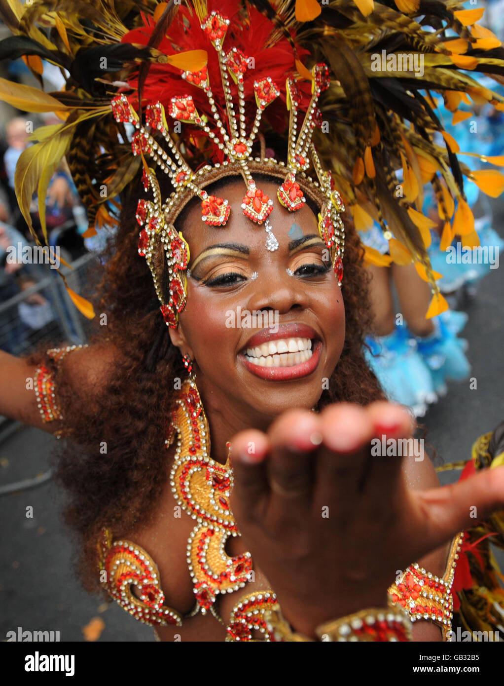 Eine Tänzerin nimmt dieses Jahr am Notting Hill Carnival in London Teil. Stockfoto