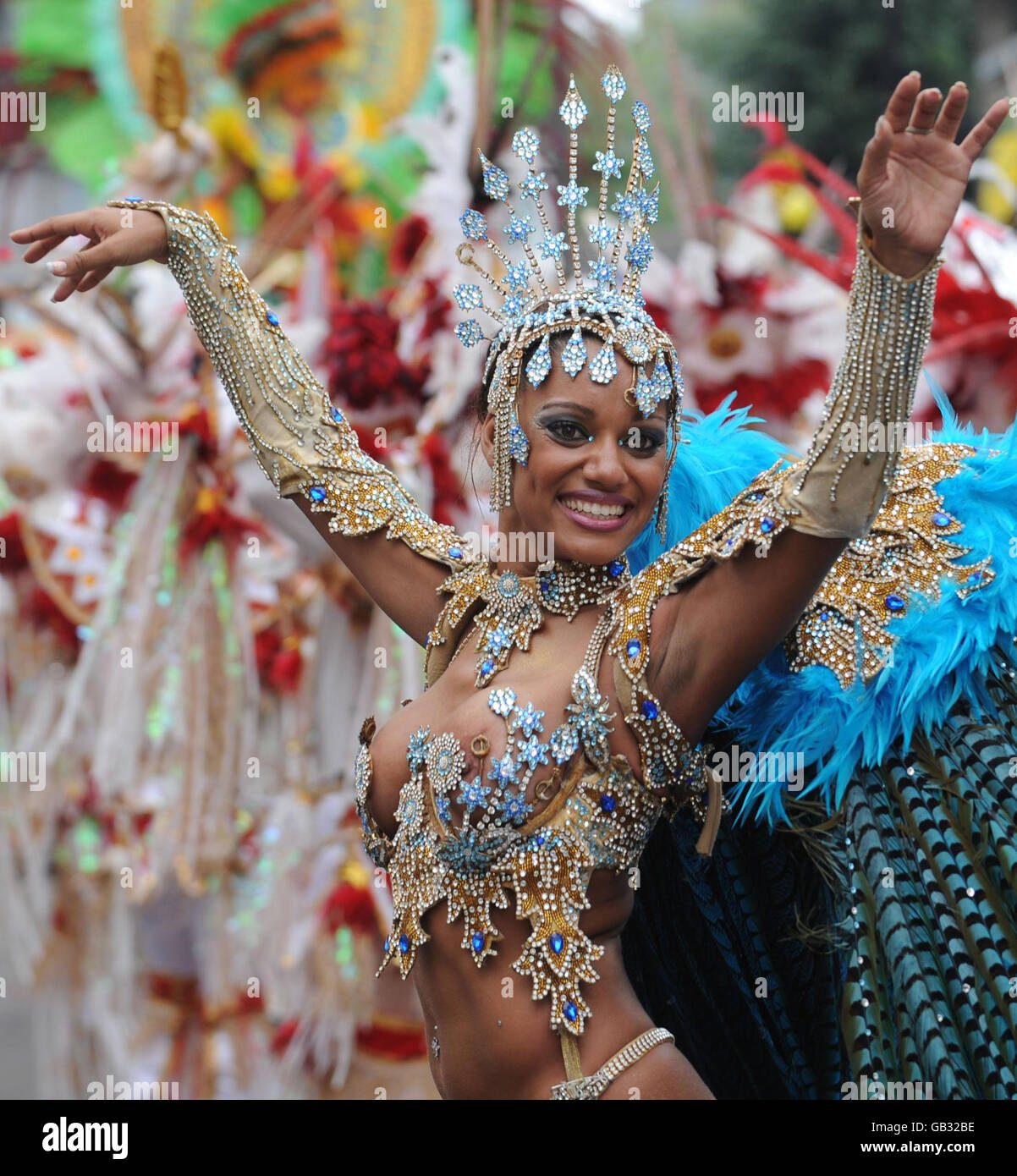Eine Tänzerin nimmt dieses Jahr am Notting Hill Carnival in London Teil. Stockfoto