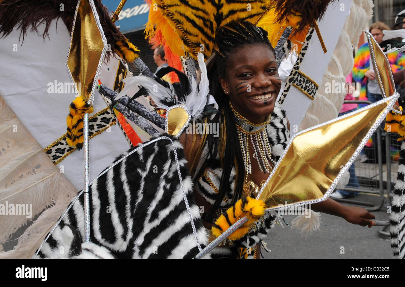 Eine Tänzerin nimmt dieses Jahr am Notting Hill Carnival in London Teil. Stockfoto