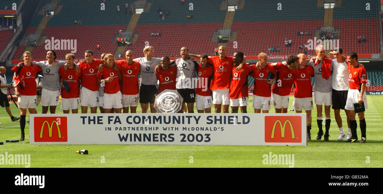 Fußball - FA Community Shield - Manchester United / Arsenal. Das Team von Manchester United feiert, nachdem es mit dem Charity Shield Arsenal 5-4 im Elfmeterschießen besiegt hat Stockfoto