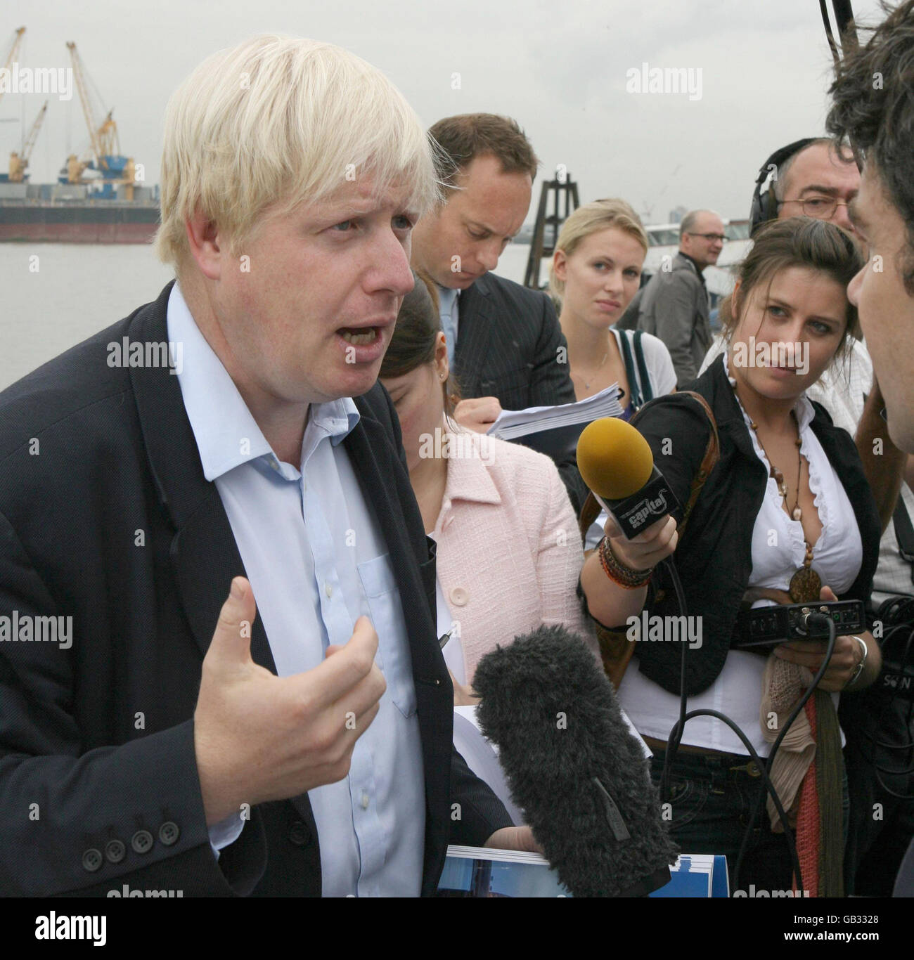 Der Bürgermeister von London, Boris Johnson, beantwortet Fragen aus den Medien, während er die Londoner Klimaanpassungsstrategie der Themse Barrier im Osten Londons einleitet. Stockfoto