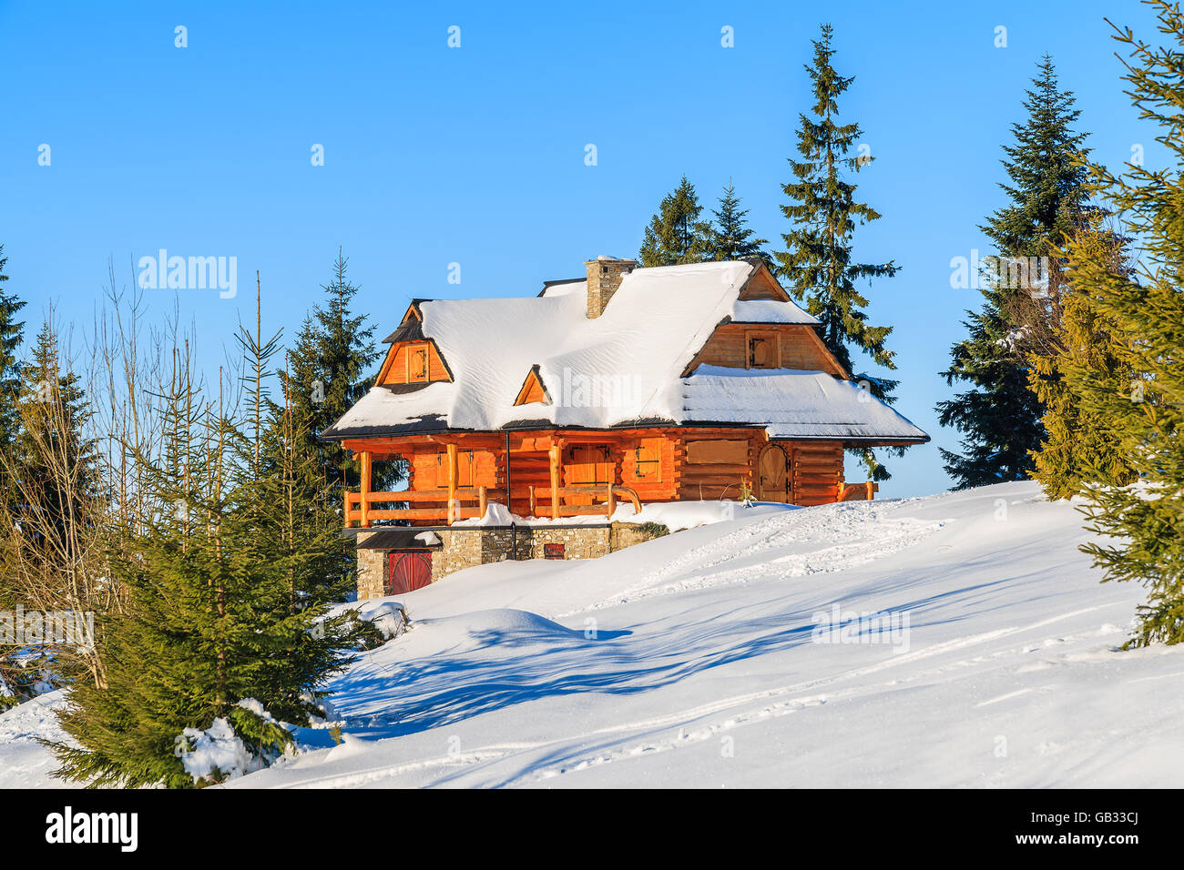 Berghütte gebaut der Holzscheite in Gorce Gebirge in der Wintersaison, Polen Stockfoto