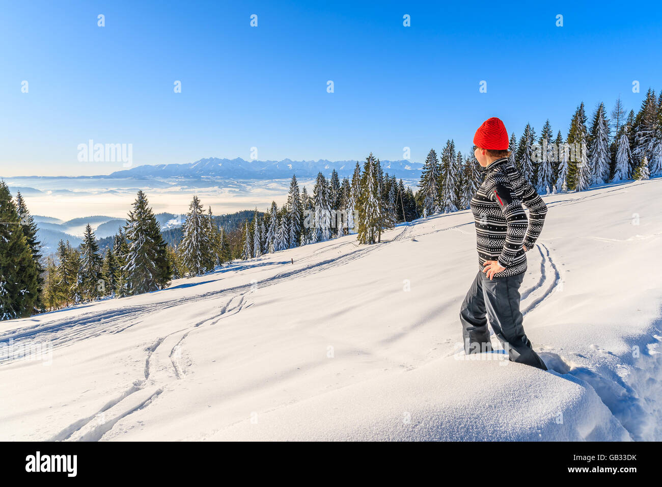 Junge Frau Touristen stehen im Tiefschnee in Gorce Bergen Blick auf Ferne Tatry Bergpanorama, Polen Stockfoto