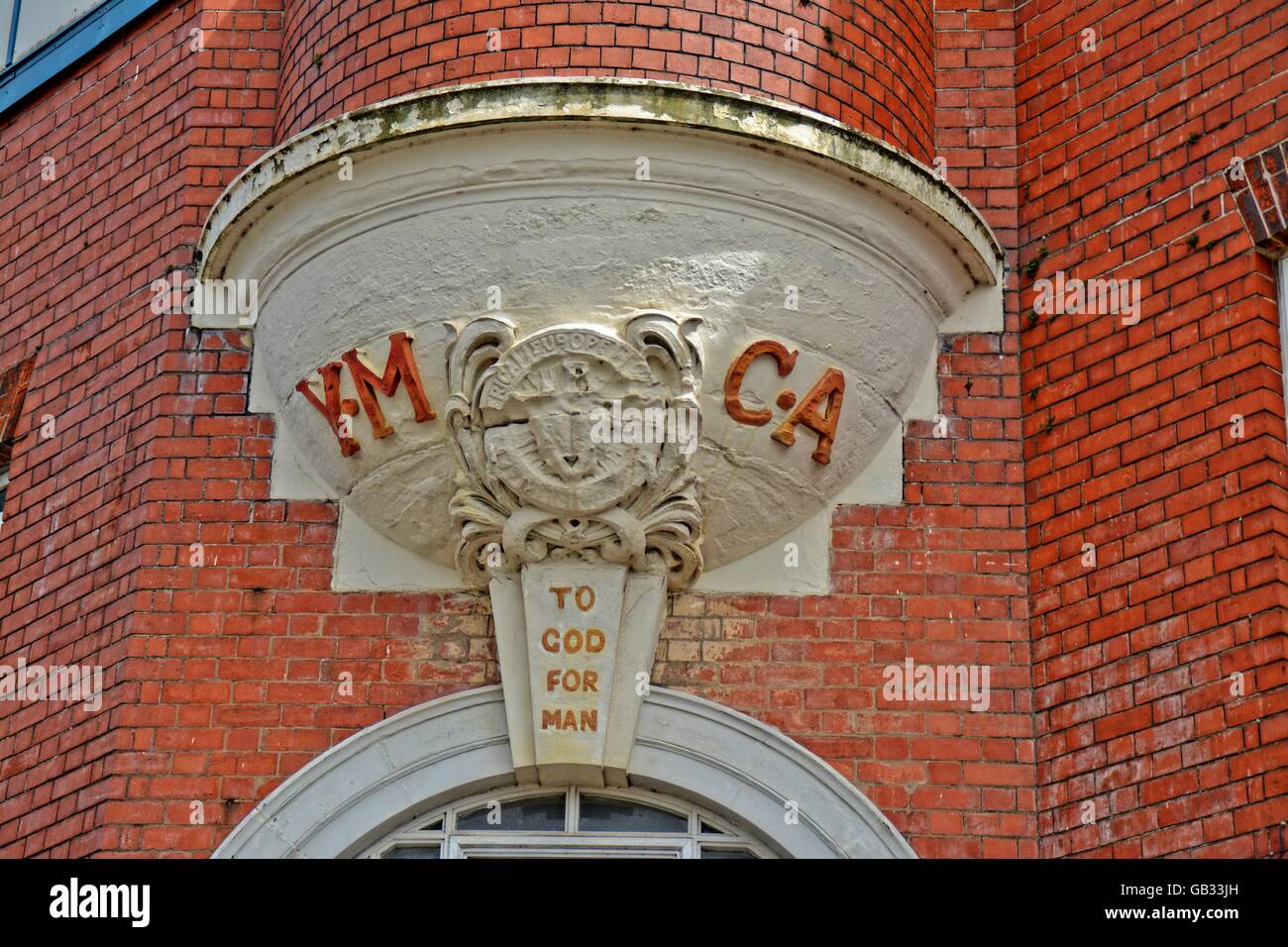 YMCA - alte rote Backsteinhaus mit YMCA Werbung, Wales, UK Stockfoto