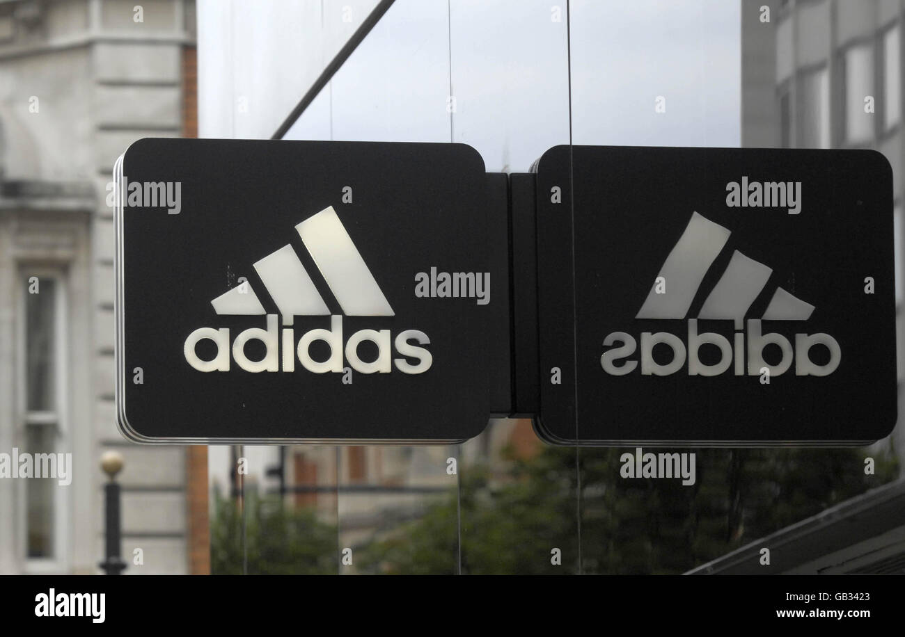 Geschäfte in der Oxford Street. Gesamtansicht eines Adidas-Ladenzeichens auf der Oxford Street in London. Stockfoto