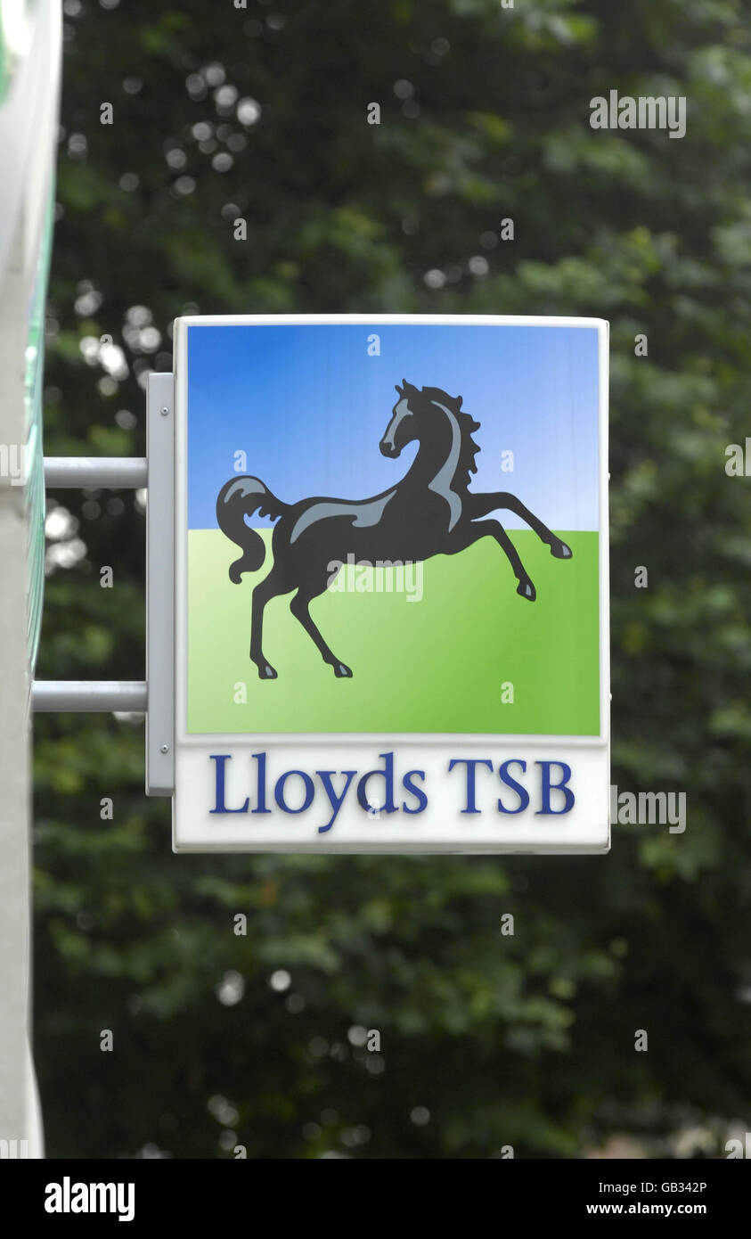 Gesamtansicht eines Lloyds TSB-Bankschildes auf der Oxford Street in London. Stockfoto
