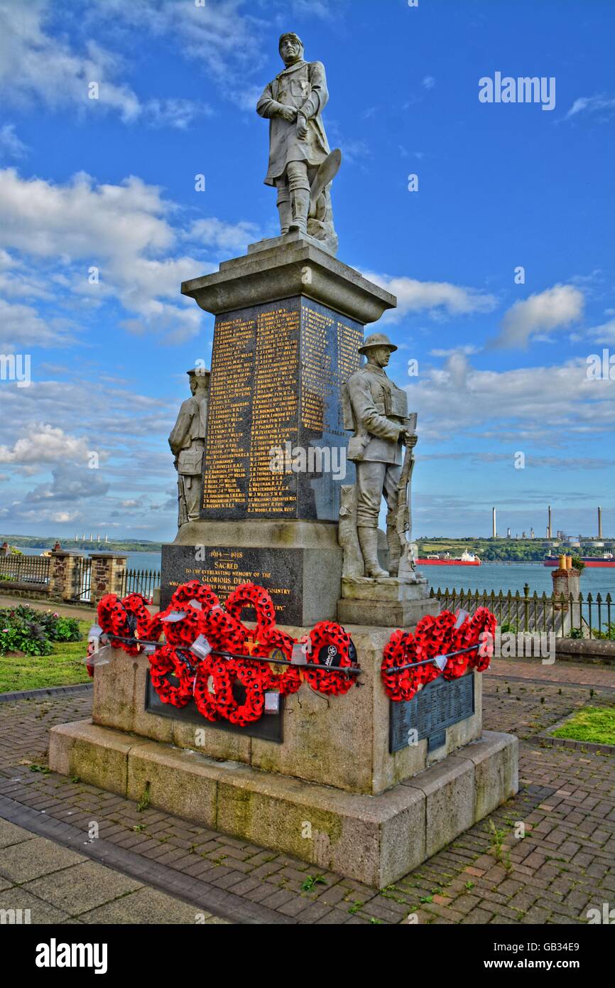 Milford Haven, Wales - Kriegerdenkmal vor Milford natürliches Paradies Stockfoto