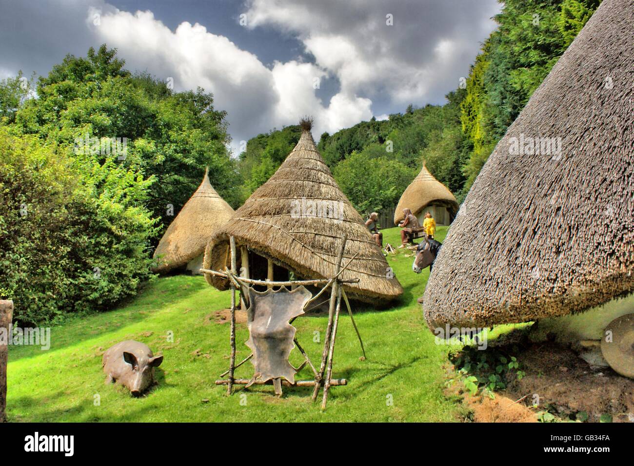 Alten England - wie die Briten lebten vor und während der römisches Eroberung der britischen landet. Thatched Dach aus Stroh. Stockfoto