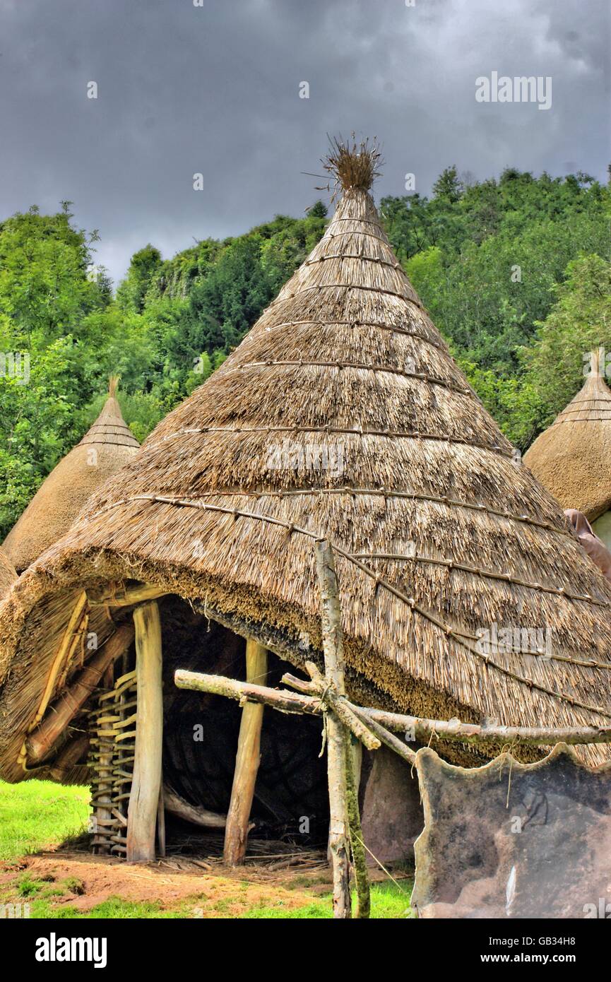 Alten England - wie die Briten lebten vor und während der römisches Eroberung der britischen landet. Thatched Dach aus Stroh. Stockfoto