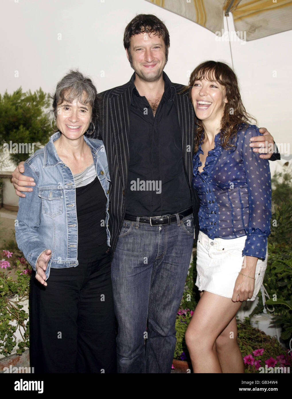 Die Stars des Films 'Broken Lines', Dan Fredenburgh und Doraly Rosa, mit der Regisseurin Sallie Aprahamian (links), die während der 65. Filmfestspiele in Venedig auf dem Lido in Italien posiert. Stockfoto