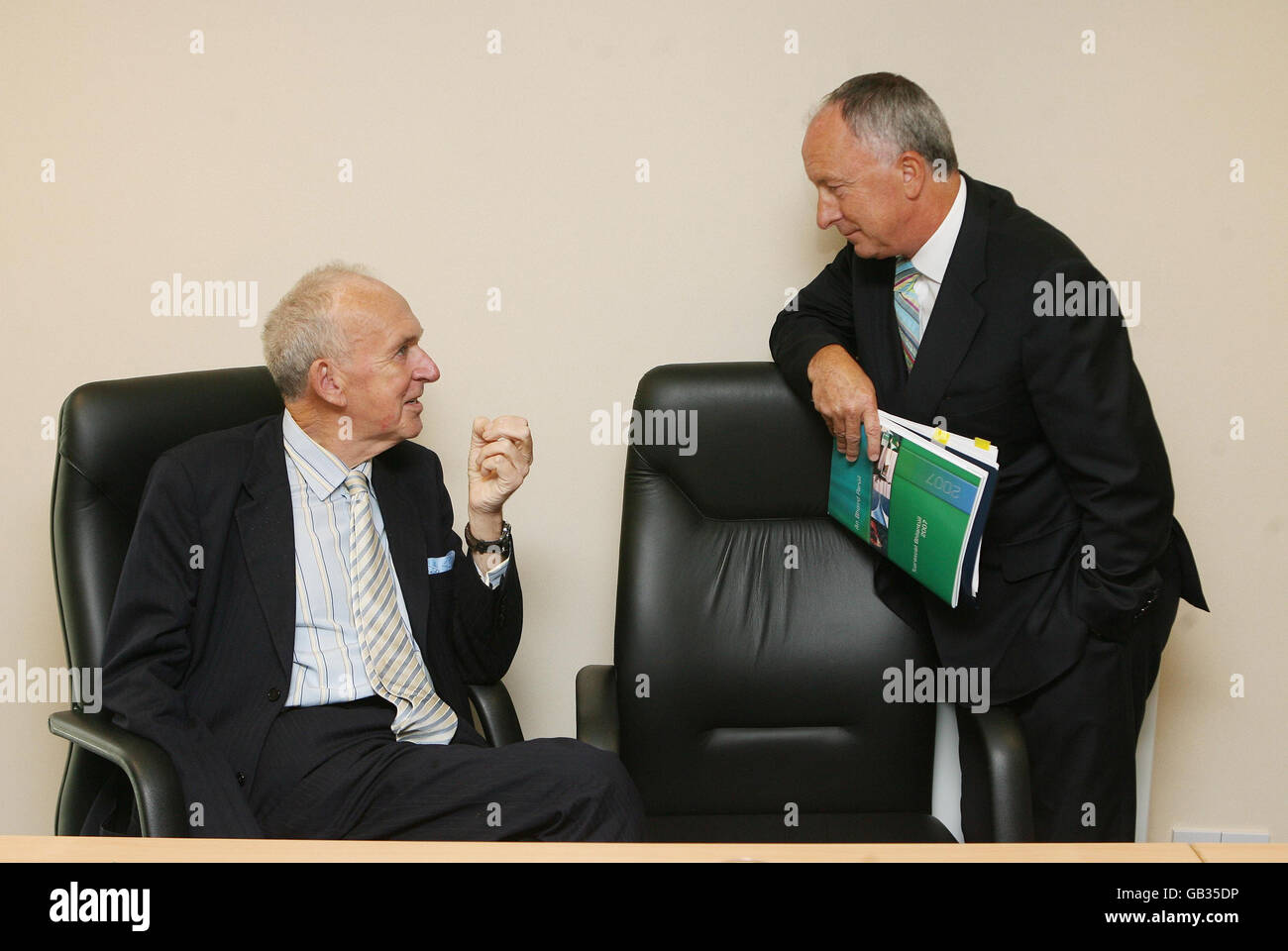 Dr. Gordon Holmes (links) und Justizminister Dermot Ahern, Vorsitzender des Irish Parole Board, bei der heutigen Vorstellung des Jahresberichts 2007 des Vorstands in Dublin. Stockfoto