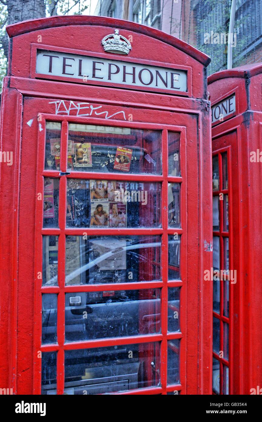 Roten London Telefon Stiefel mit Callgirls Werbung im Inneren. Stockfoto