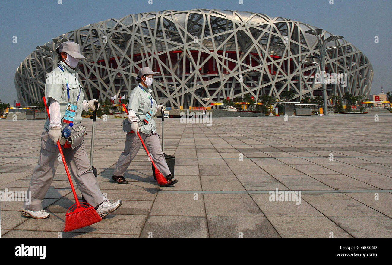 Paralympics - Paralympische Spiele In Peking 2008. Straßenreinigungskräfte arbeiten durch die Stadt in Peking, China. Stockfoto