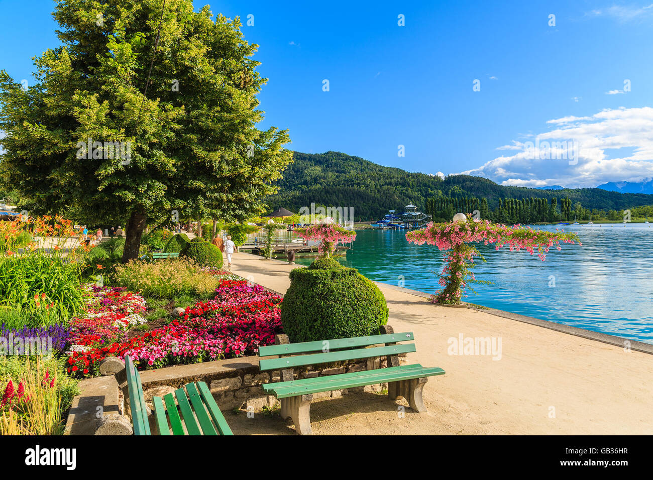 Promenade mit Blumen Wörthersee See entlang an schönen Sommertag, Österreich Stockfoto