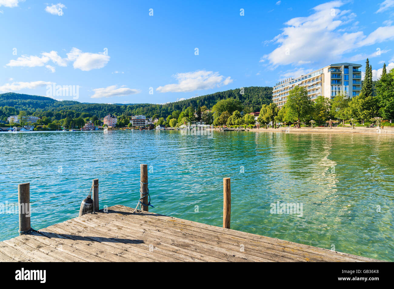 Wörthersee LAKE, Österreich - 20. Juni 2015: hölzerne Pier und Hotelgebäude Wörthersee Seeufer entlang in der Sommersaison. Stockfoto