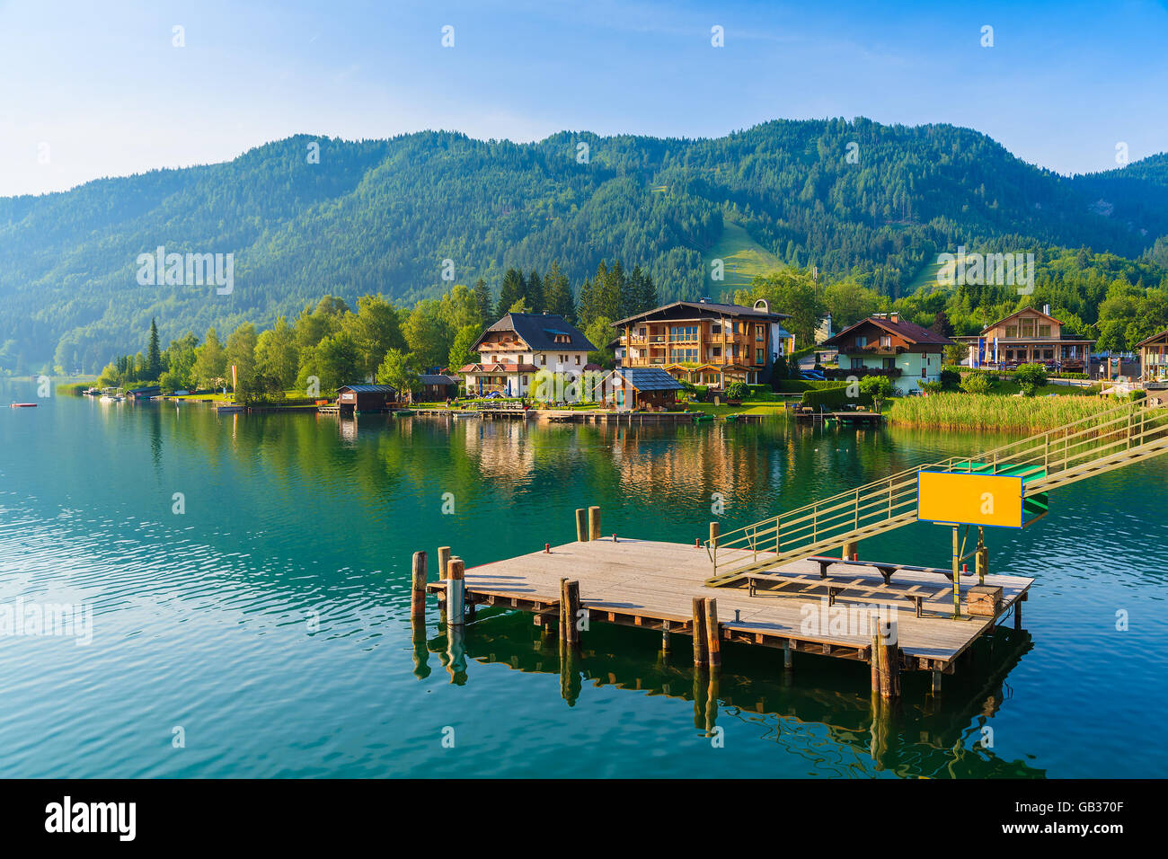 Anlegestelle für Boote am Ufer des Weissensee Alpensee in Sommerlandschaft, Österreich Stockfoto