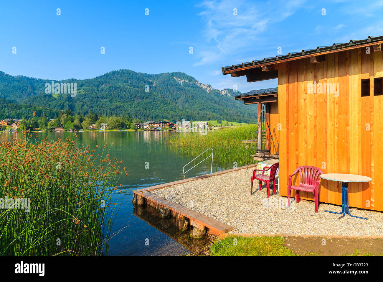 Holzboot Haus Am Ufer Des Weissensee Alpensee In Sommerlandschaft