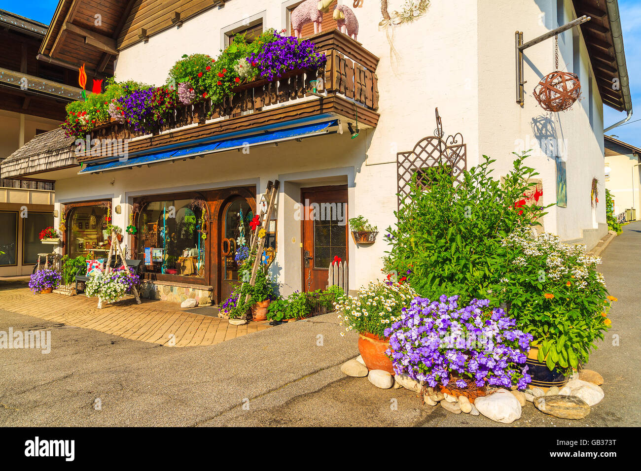WEIßENSEE, Österreich - 6. Juli 2015: Ort Guest house mit den Blumen am Ufer des Weißensee im Sommer Meer Stockfoto