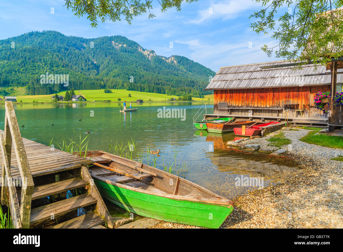 WEIßENSEE, Österreich - 6. Juli 2015: Grüne Fischerboot am Ufer des Weißensee in Sommerlandschaft Carinthia Land, Au Stockfoto