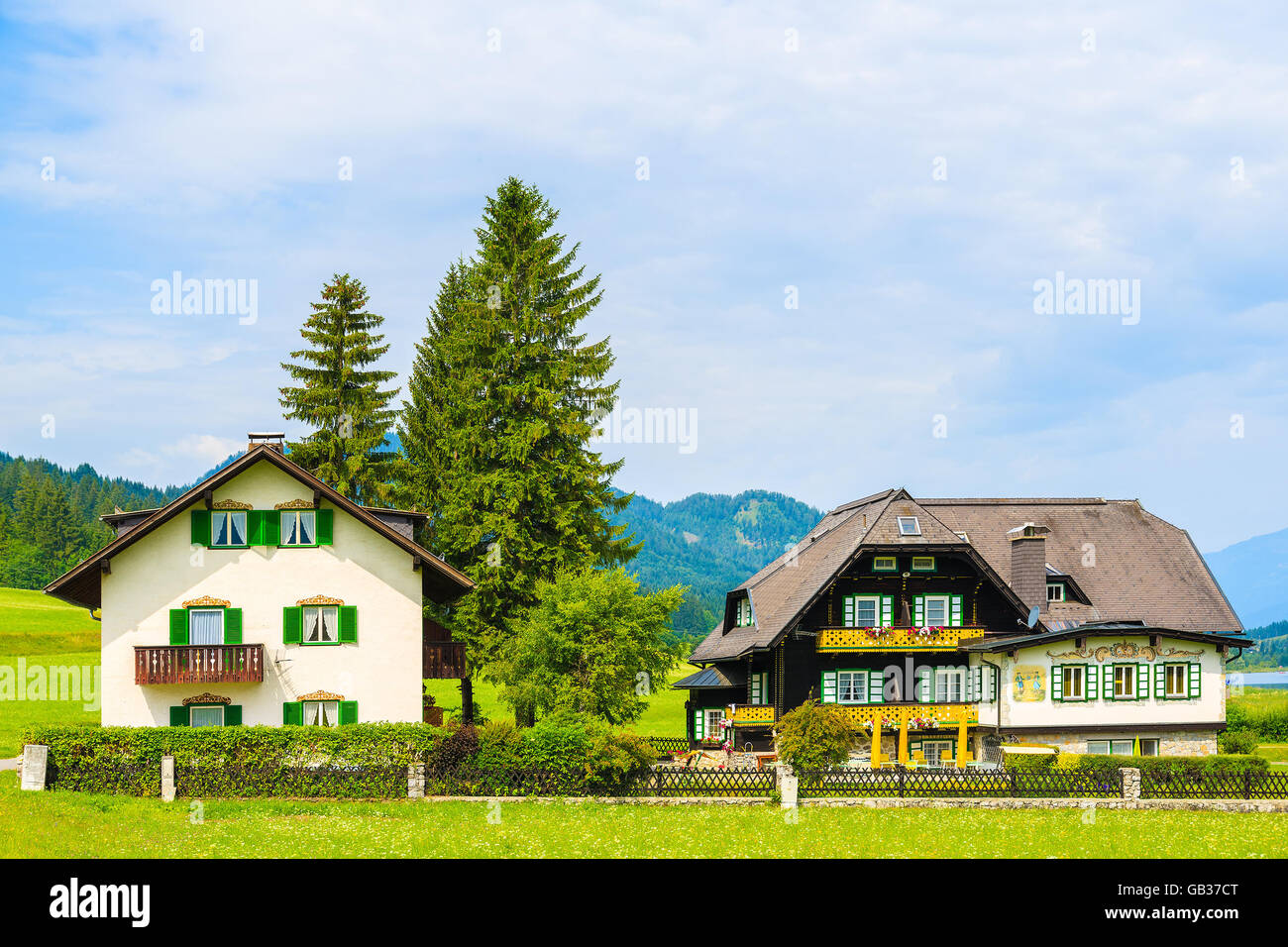 Typische alpine Häuser auf der grünen Wiese in der Sommersaison, Weißensee, Österreich Stockfoto