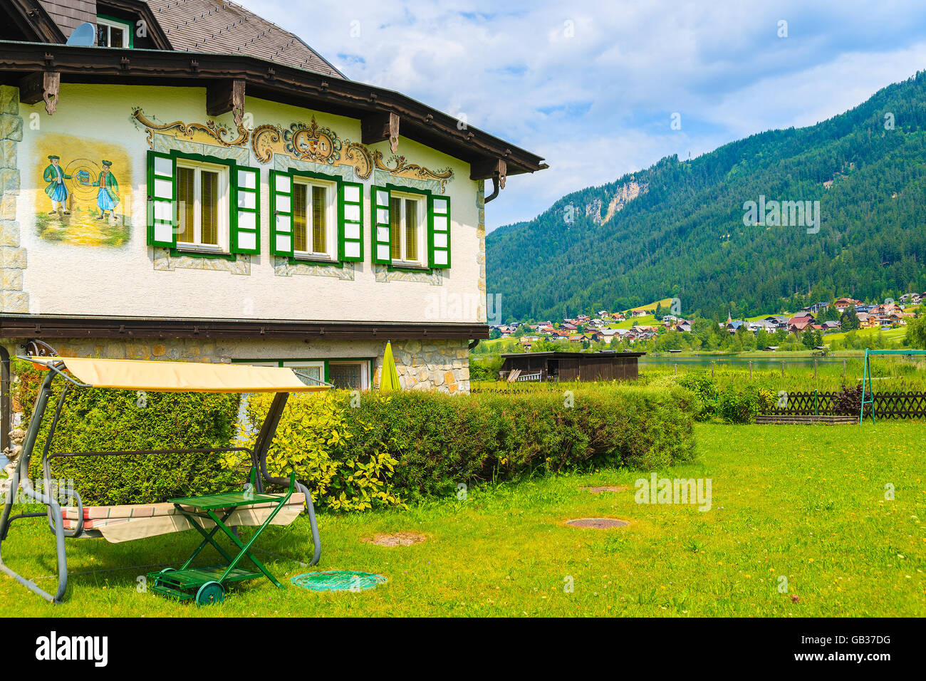 Typische alpine Haus auf grüner Wiese in der Sommersaison, Weißensee, Österreich Stockfoto