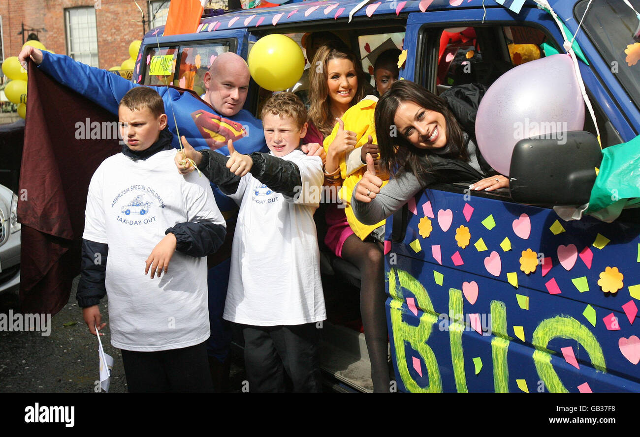 Die Taxifahrerin Darren Sherlock, links, TV-Moderatorin Lucy Kennedy, rechts und Miss Ireland Sinead Noonan, Mitte, begleiten Schüler der St. Paul's Special School auf dem Parnell Square Dublin zur 49. Jährlichen Kindertaxi-Party von Ambrosia Special. Stockfoto