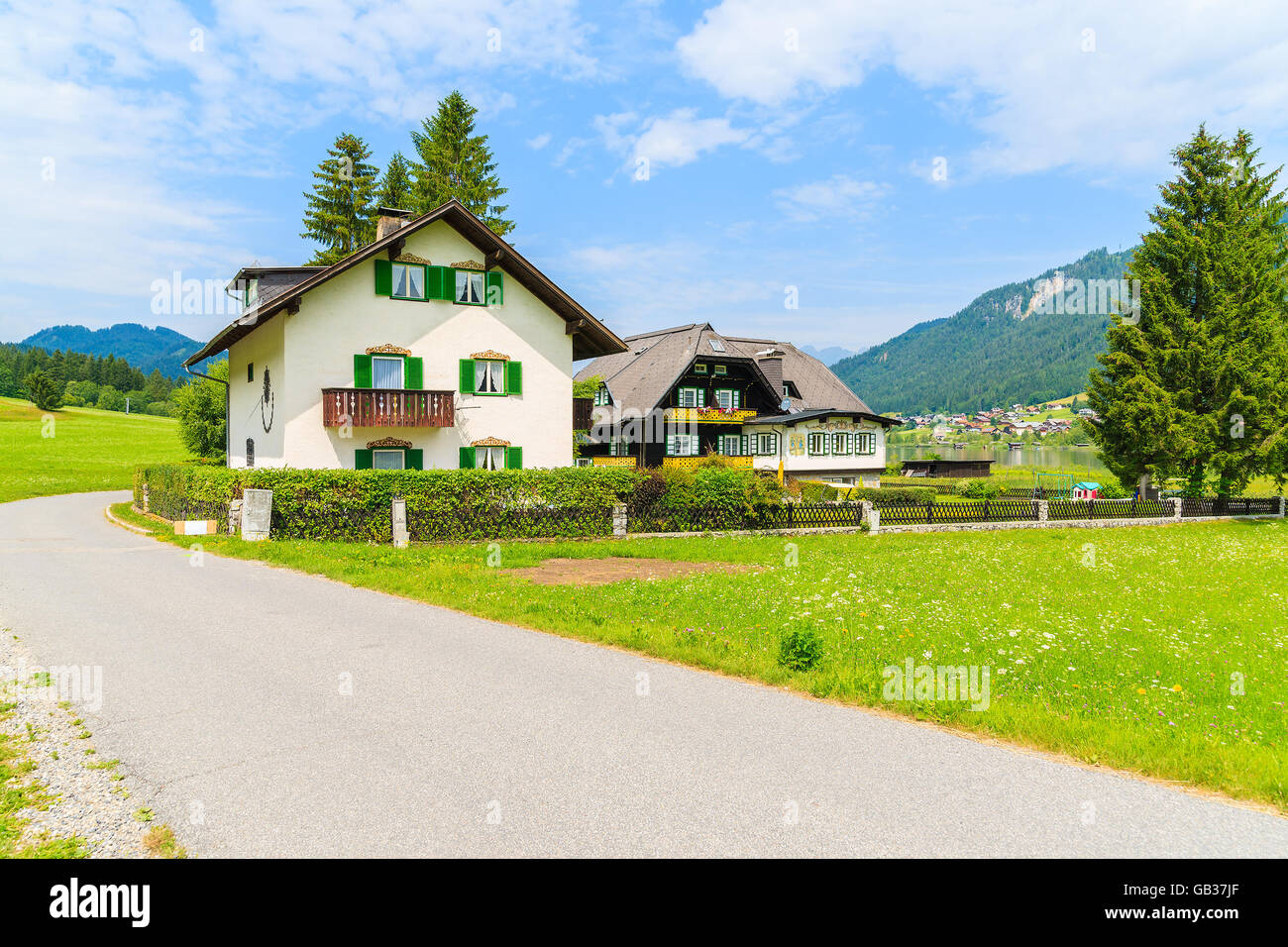 Zu Fuß Seepromenade mit Blick auf typische alpine Berghütten in Sommerlandschaft von Weißensee, Österreich Stockfoto