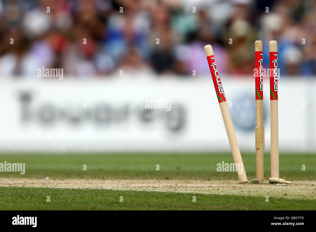 Cricket - npower Vierter Test - Tag vier - England gegen Südafrika - das Brite Oval. Die allgemeine Ansicht der von npower gesponserten Wikkets brach auseinander, nachdem ein Schlagstock sauber gewälzt wurde Stockfoto