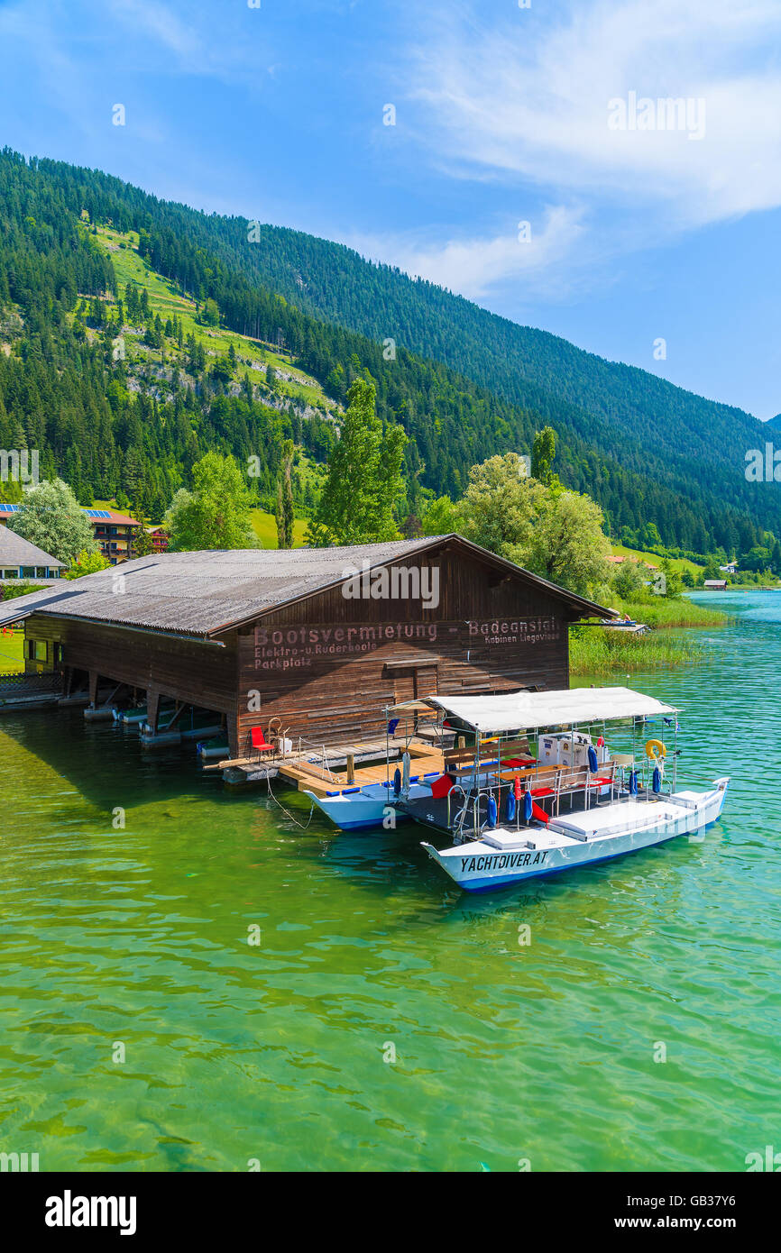 WEIßENSEE, Österreich - 6. Juli 2015: Holzboot Haus im alpinen Dorf am Ufer des Weißensee im Sommerlandschaft von A Stockfoto