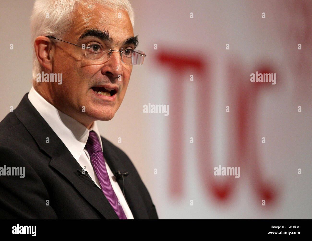 Schatzkanzler Alistair Darling spricht auf dem TUC-Kongress 2008 im Brighton Centre, Brighton. Stockfoto