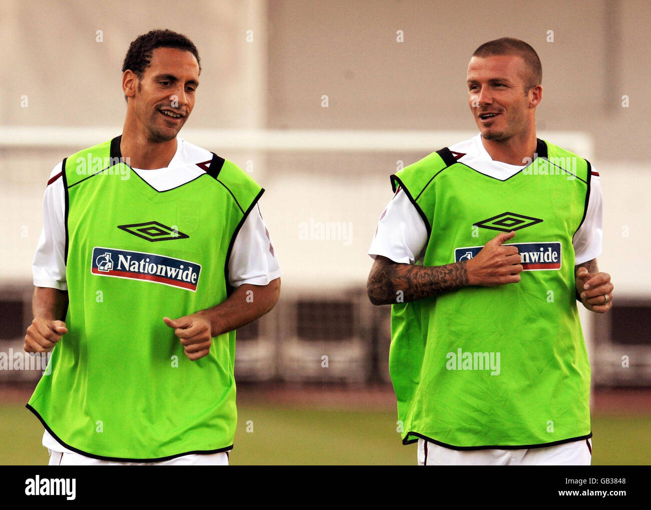 Englands Rio Ferdinand (links) und David Beckham (rechts) beim Training im Stadion Maksimirl, Zagreb, Kroatien. Stockfoto