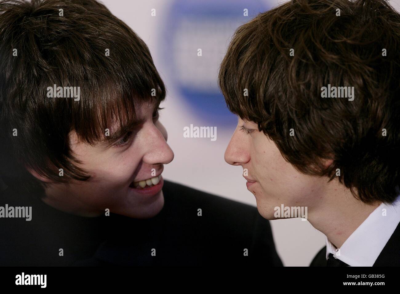 Alex Turner und Miles Kane (rechts) von The Last Shadow Puppets kommen für den Nationwide Mercury Prize im Grosvenor House, Park Lane an. Stockfoto