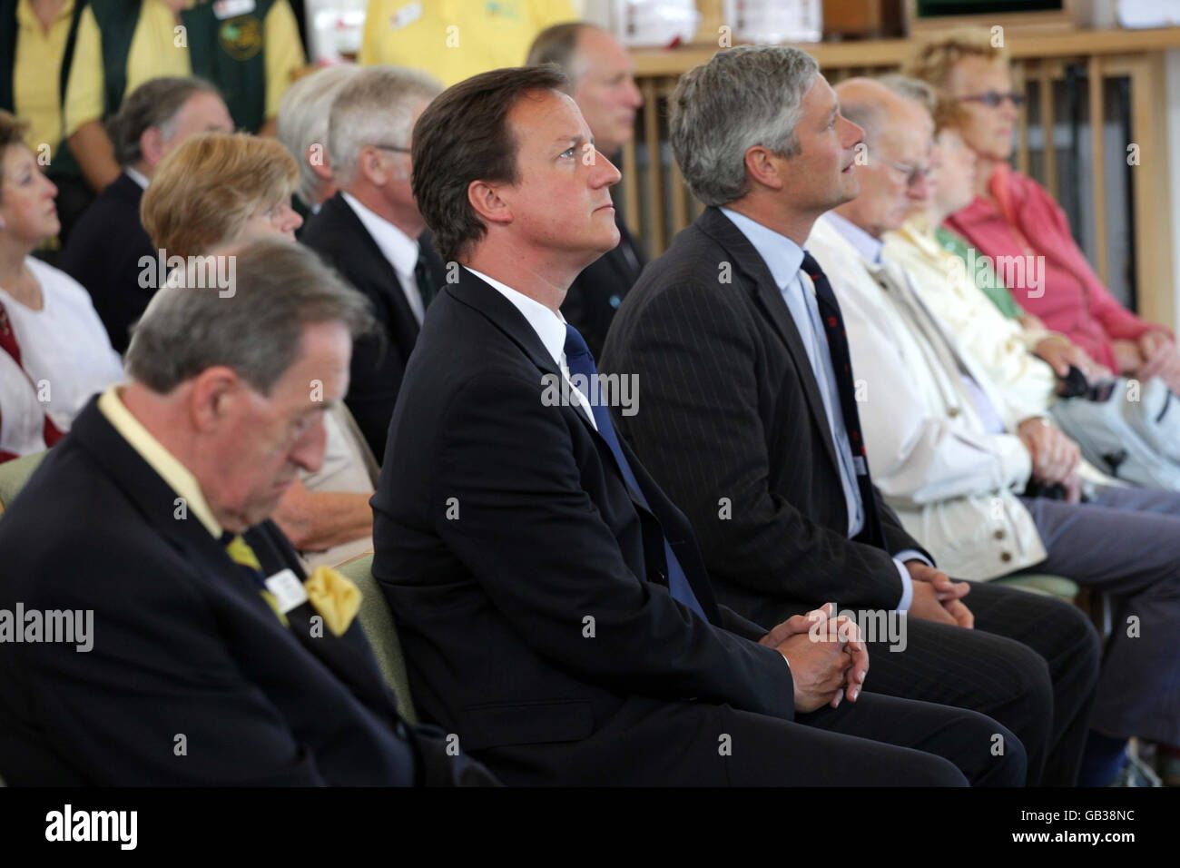 Der konservative Parteiführer David Cameron (Mitte) besucht das National Memorial Arboretum, um an den Jahrestag des Sieges in Japan in Alrewas, Staffordshire, zu erinnern. Stockfoto