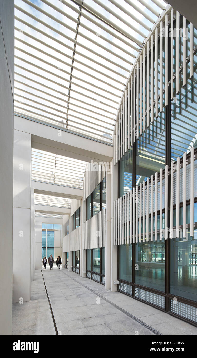 Überdachte Passage. Fitzroy Place, London, Großbritannien. Architekt: Lifschutz Davidson Sandilands, 2015. Stockfoto