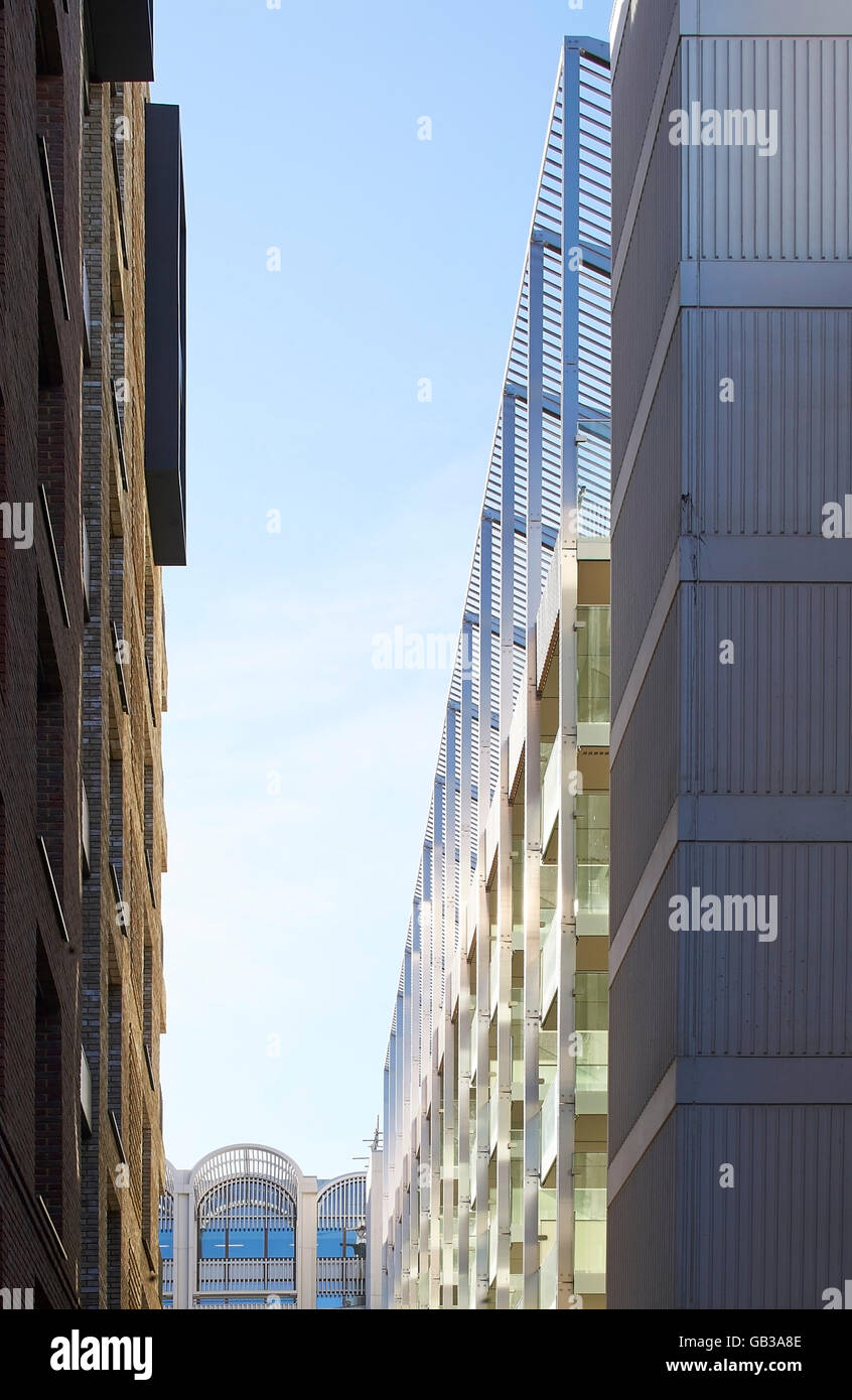 Gegenüberstellung von Fassaden. Fitzroy Place, London, Großbritannien. Architekt: Lifschutz Davidson Sandilands, 2015. Stockfoto