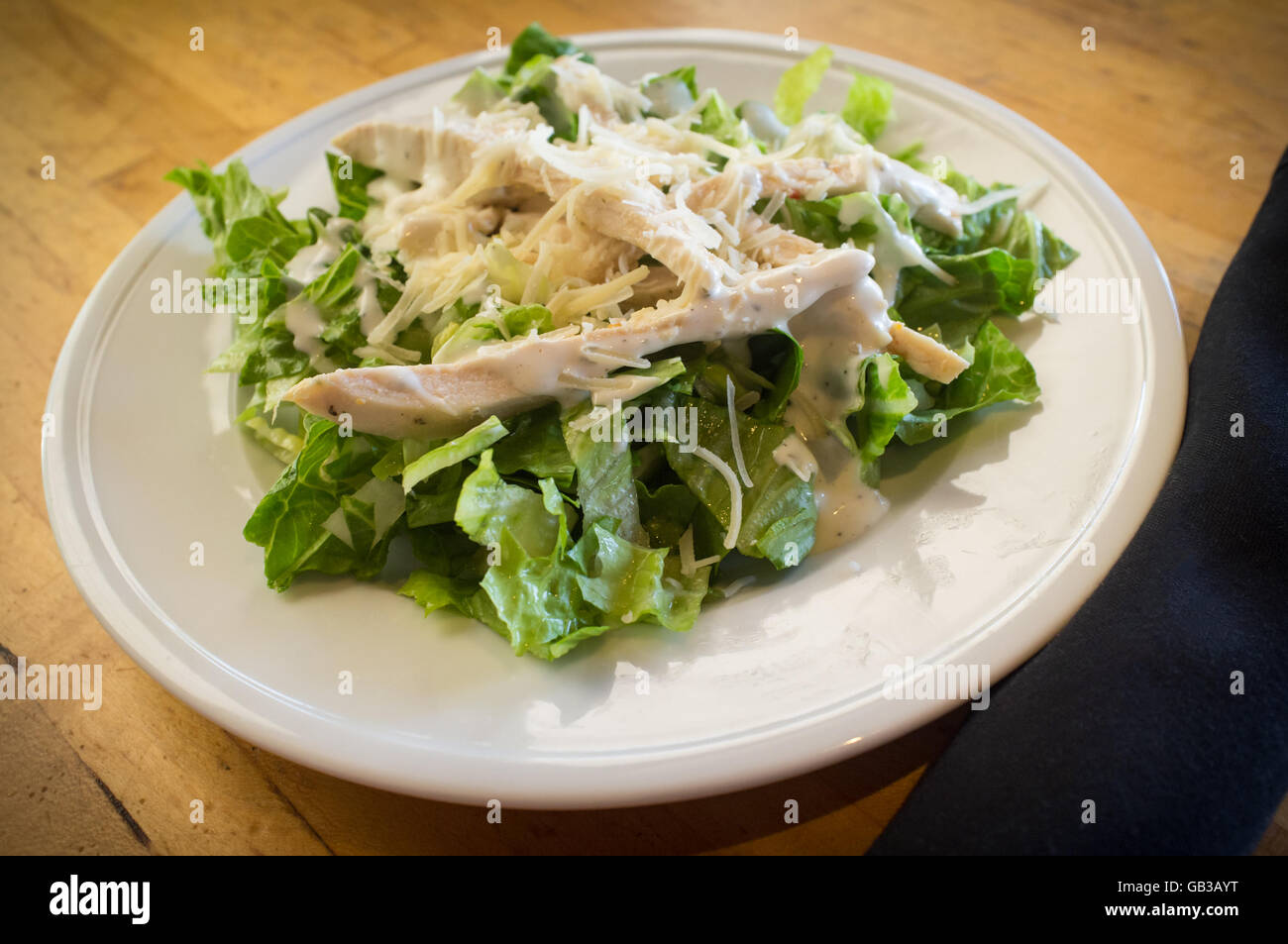 Frische Bio Caesar Salat mit geriebenem Asiago Käse Stockfoto