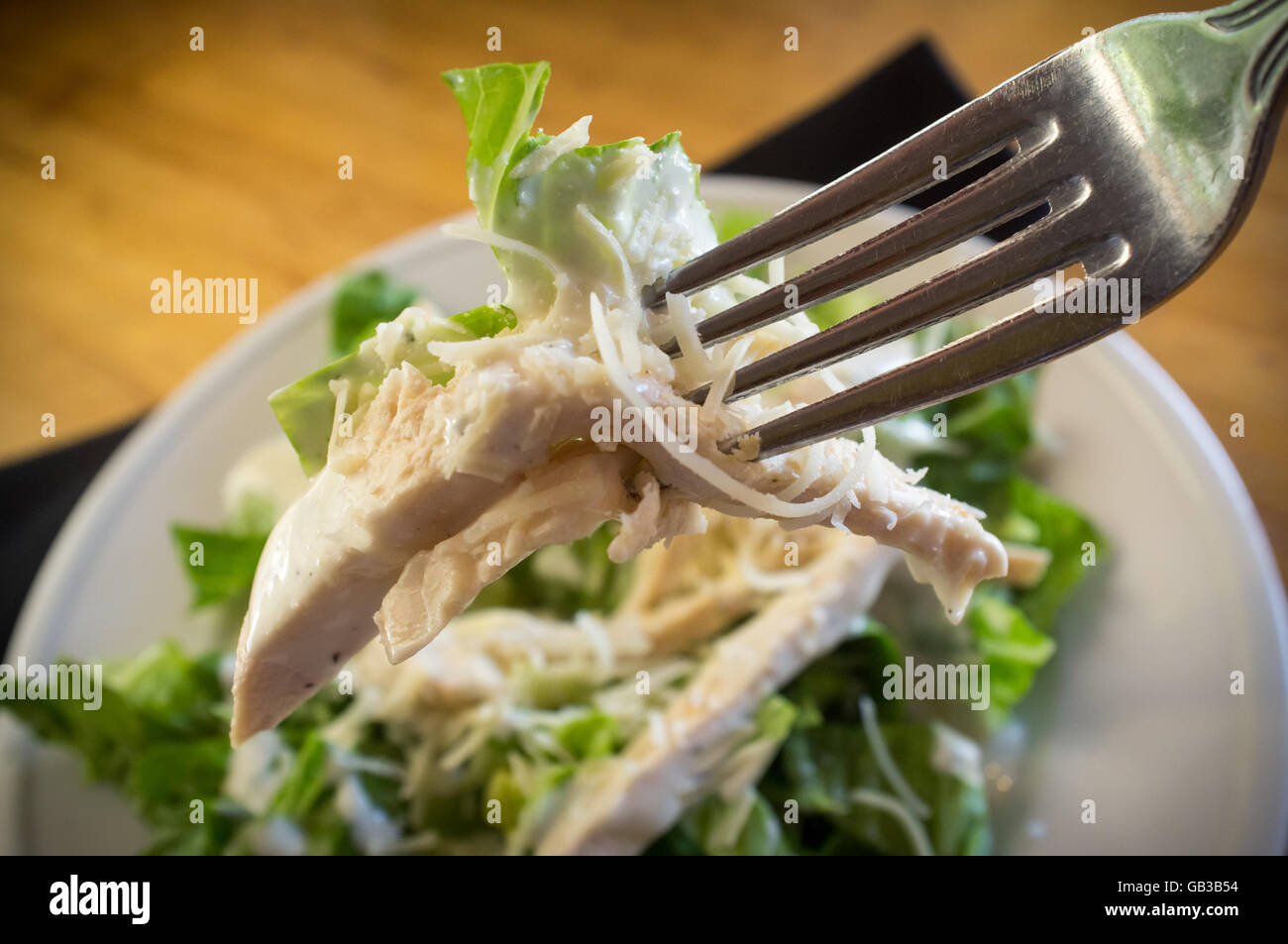 Frische Bio Caesar Salat mit geriebenem Asiago Käse Stockfoto