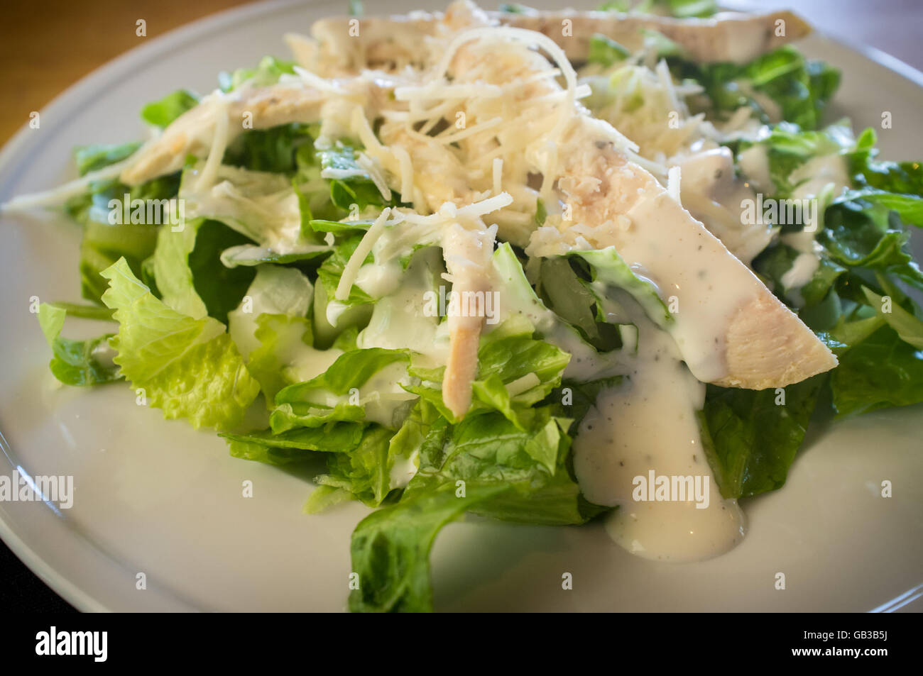 Frische Bio Caesar Salat mit geriebenem Asiago Käse Stockfoto