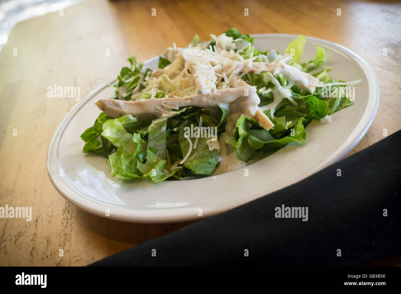 Frische Bio Caesar Salat mit geriebenem Asiago Käse Stockfoto