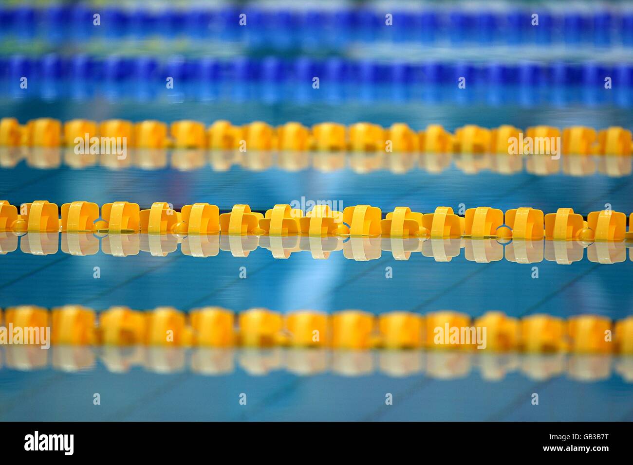 Allgemeine Ansicht Schwimmbadbahnteiler im Nationalen Aquatikzentrum der Olympischen Spiele 2008 in Peking, China. Stockfoto