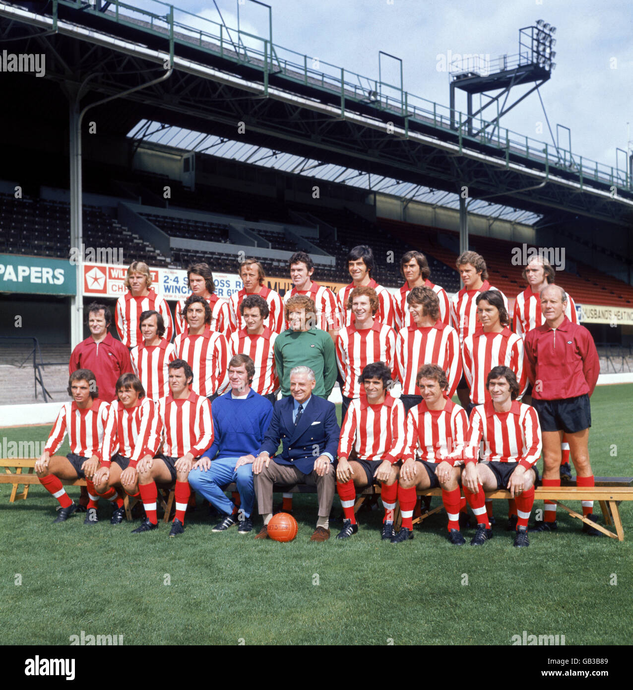 Southampton-Kader 1973-74: (Back Row, l-r) Billy Beaney, Alisdair McLeod, Joe Kirkup, John McGrath, Paul Bennett, Bob McCarthy, Wayne Talkes, Gerry O'Brien; (mittlere Reihe, l-r) Physio Don Taylor, Tony Byrne, David Walker, Paul Gilchrist, Eric Martin, Jim Steele, Mick Mills, George Horsefall Trainer; (Front Row, l-r) Terry Spinner, Bobby Stokes, Terry Paine, Assistant Manager Lawrie McMenemy, Manager Ted Bates, Hugh Fisher, Brian O'Neil, Francis Burns Stockfoto