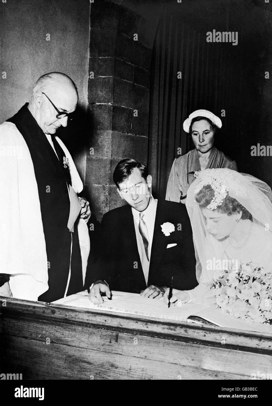 Rev. Bernard Gray (l), Kaplan der Britischen Kolonie in Basel, sieht zu, wie Roger Bannister (c) und seine neue Frau Moyra Jacobsson (r) nach der Heirat das Register unterschreiben Stockfoto
