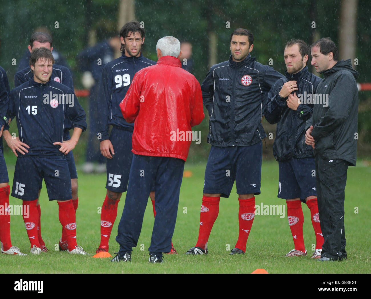 Fußball - Georgia Training - Briton Ferry AFC Ground. Die Spieler in Georgia hören dem neuen Cheftrainer Hector Cuper während des Trainings auf dem Briton Ferry AFC Ground in Neath zu. Stockfoto