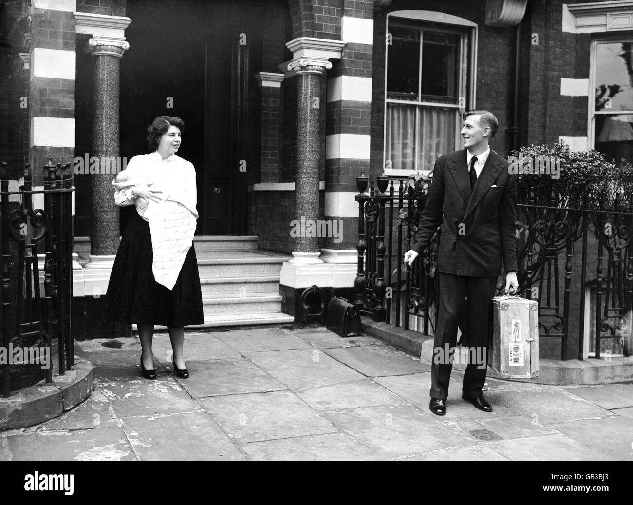 Dr. Roger Bannister (r) verabschiedet sich von seiner Frau Moyra (mit dem Baby Carol), als er sein Haus in der Trebovir Road, Kensington, in Richtung Queen Elizabeth Barracks, Hampshire, verlässt, wo er seinen nationalen Dienst im Royal Army Medical Corps verbringen wird Stockfoto