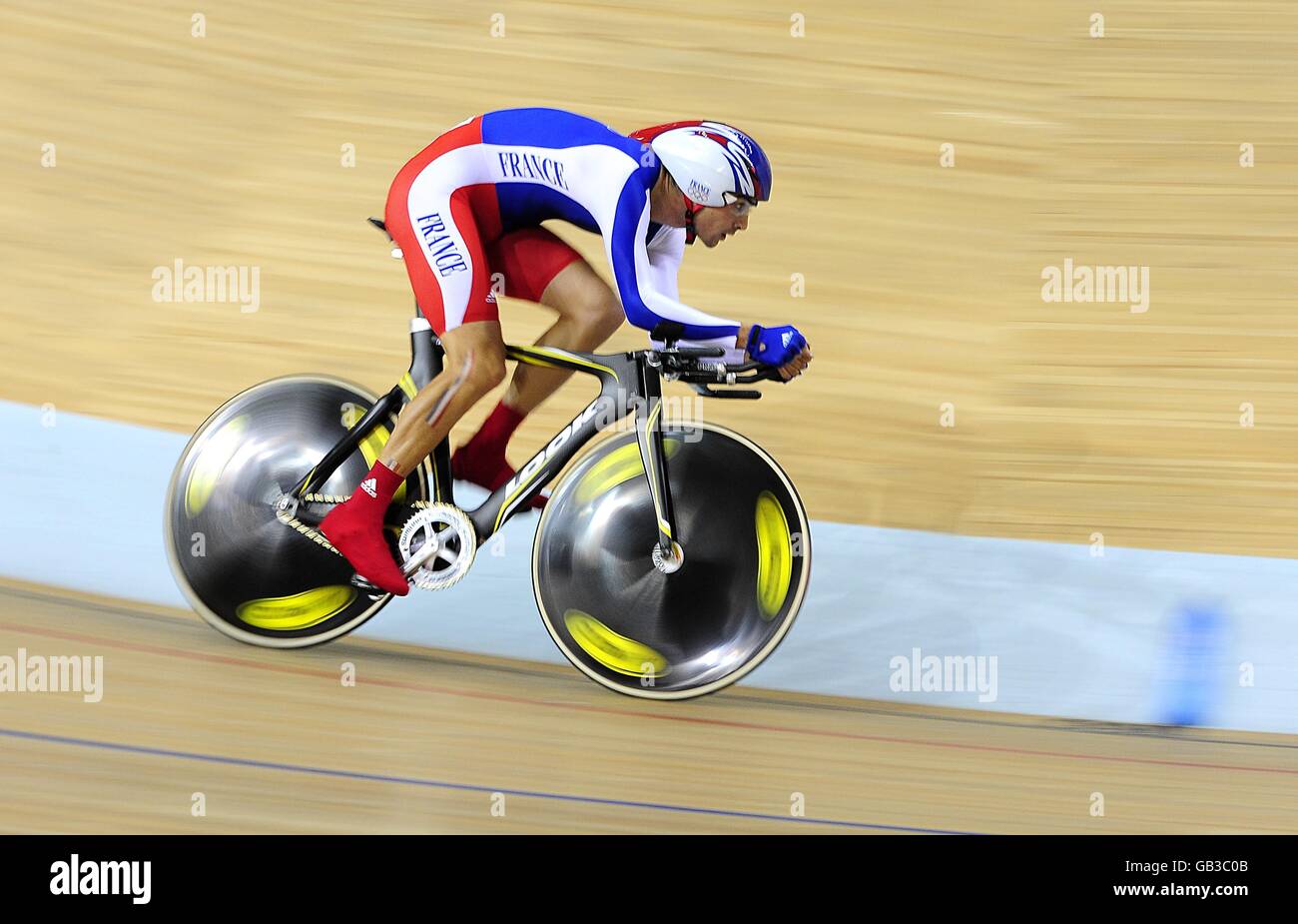 Der Franzose Fabien Sanchez nimmt am 7. Tag der Olympischen Spiele 2008 in Peking am Laoshan Velodrome an der Qualifikation der Männer für die individuelle Verfolgung Teil. Stockfoto