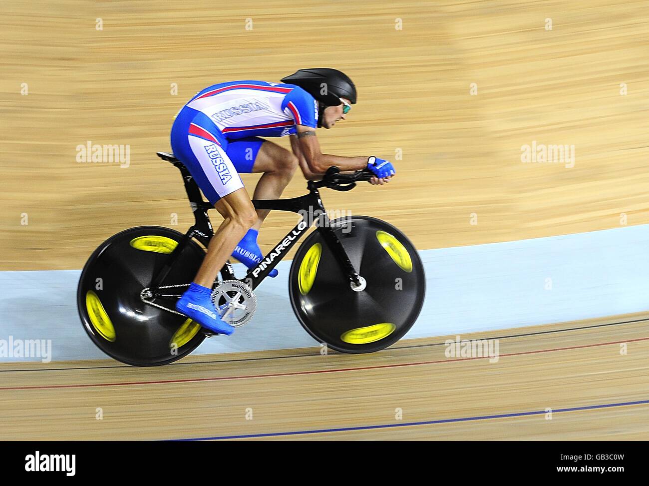 Der russische Alexander Serov tritt am 7. Tag der Olympischen Spiele 2008 in Peking beim Men's Individual Pursuit Qualifying im Laoshan Velodrome an. Stockfoto