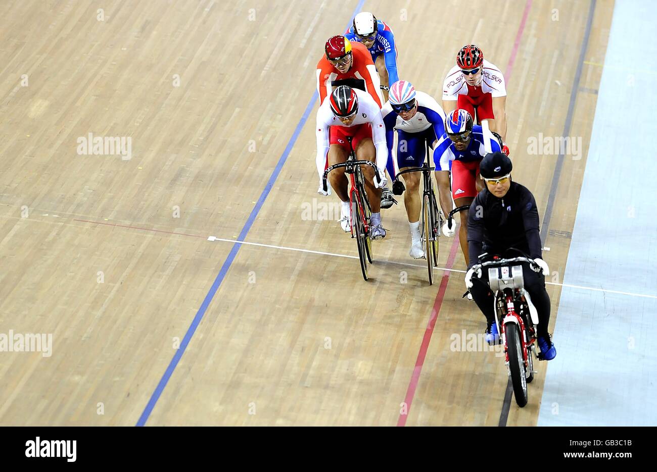 Das Derny führt Radfahrer während der Track Cycling Men's Keirin Veranstaltung im Laoshan Velodrome am 8. Tag der 2008 Olympische Spiele in Peking.2 Stockfoto
