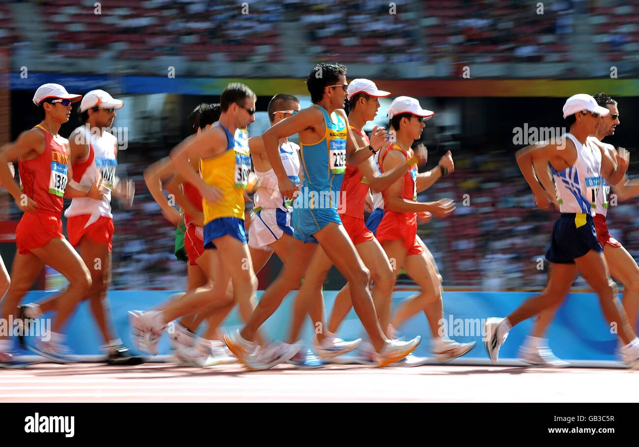 Olympische Spiele - Olympische Spiele In Peking 2008 - Tag Acht. Am 8. Tag der Olympischen Spiele 2008 in Peking nehmen die Teilnehmer am 20-Kilometer-Lauf der Männer im Nationalstadion Teil. Stockfoto