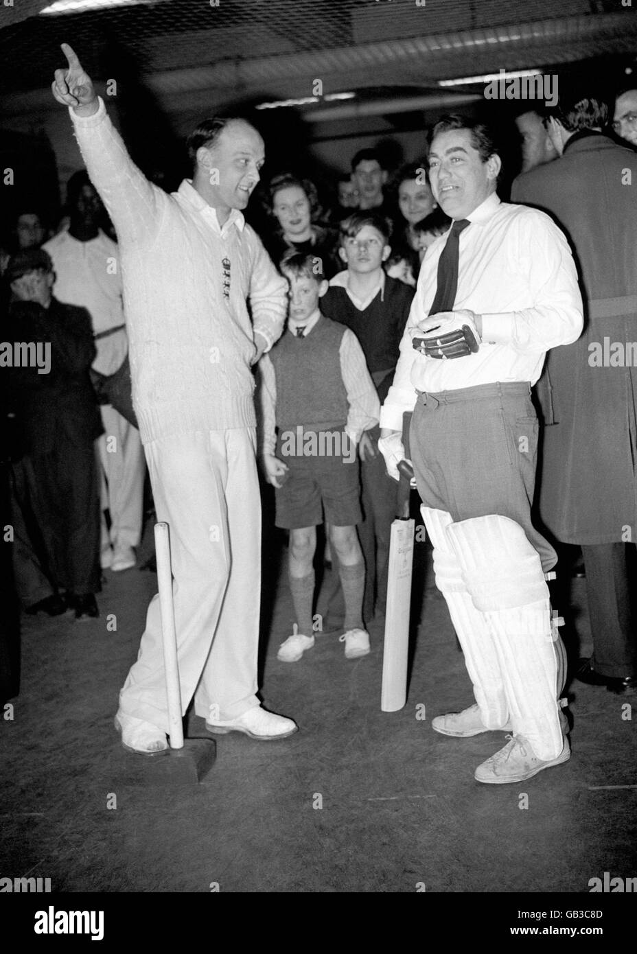 Der Komiker Tony Hancock (rechts) hört sich einige Ratschläge von Top-Cricketspieler Frank Tyson an. Stockfoto