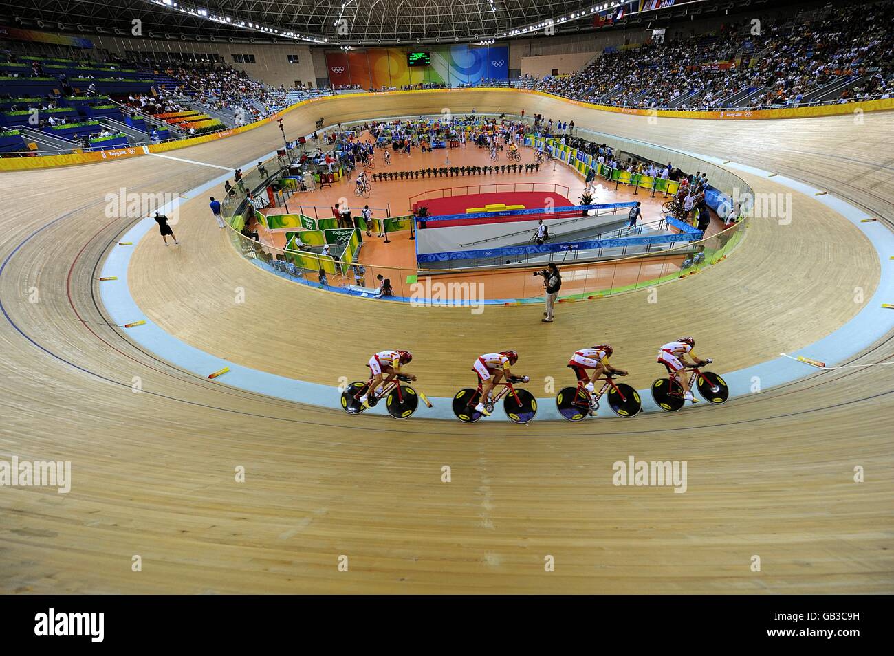 Die spanische Mannschaft, die während der Olympischen Spiele 2008 in Peking in der ersten Runde der Herrenmannschaft im Laoshan Velodrome in Peking, China, antritt. Stockfoto